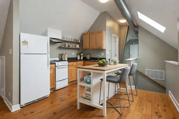 $2,495 | 2308 North Southport Avenue, Unit 3, Chicago, IL 60614