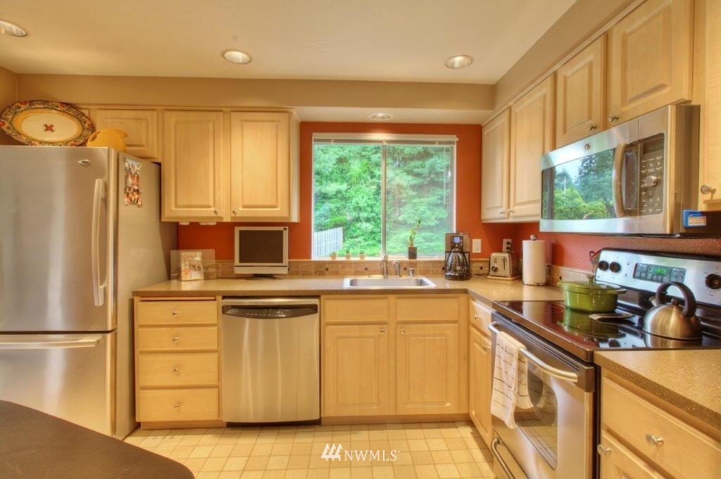 12828 Southeast 161st Street Renton, WA 98058 - Photo 5 of 19 Gallery Image 5