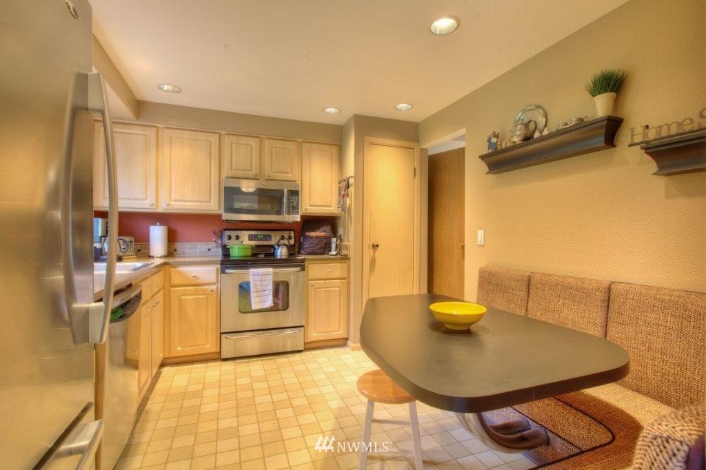 12828 Southeast 161st Street Renton, WA 98058 - Photo 6 of 19 Gallery Image 6