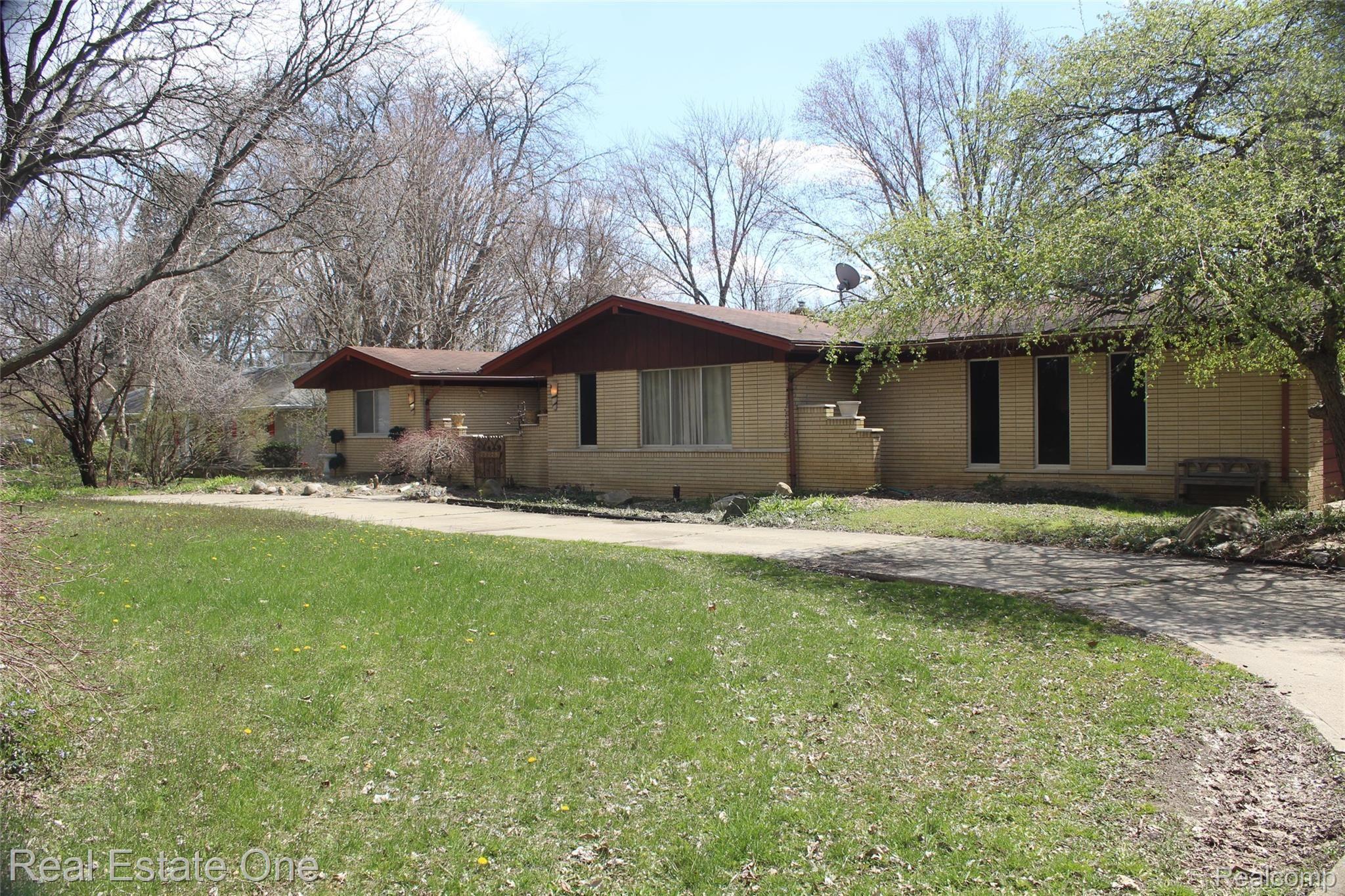 29223 Spring Farmington, MI 48334 - Photo 2 of 29 IMG_6262.JPG