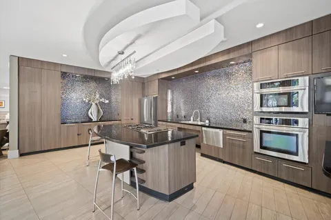 $298,695 | 1901 Post Oak Boulevard, Unit 204, Houston, TX 77056