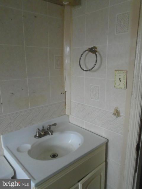 456 Stemmers Run Road Baltimore, MD 21221 - Photo 11 of 27 Bath