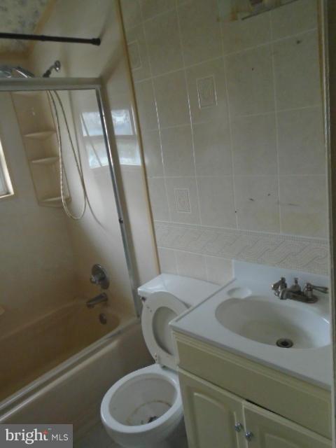 456 Stemmers Run Road Baltimore, MD 21221 - Photo 10 of 27 Bath