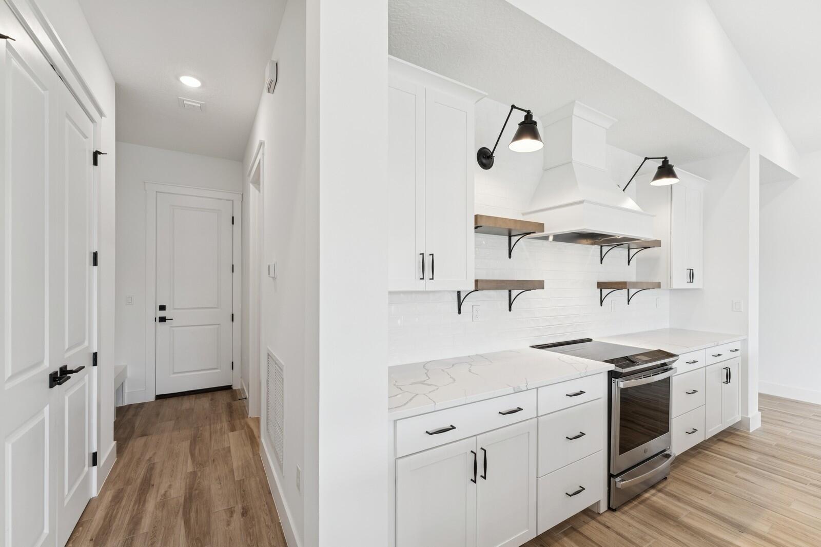 6750 Southeast Pine Drive, Unit 19 Stuart, FL 34997 - Photo 17 of 55 Kitchen & HovHall