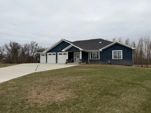 $600,000 | 208 South Delaware Court, Fulda, MN 56131