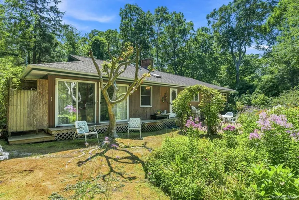 $1,475,000 | 50 Barnes Hole Road, East Hampton, NY 11937