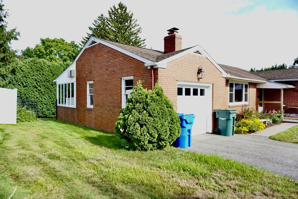 21 Chalmers Street Springfield, MA 01118 - Photo 4 of 27 Gallery Image 4