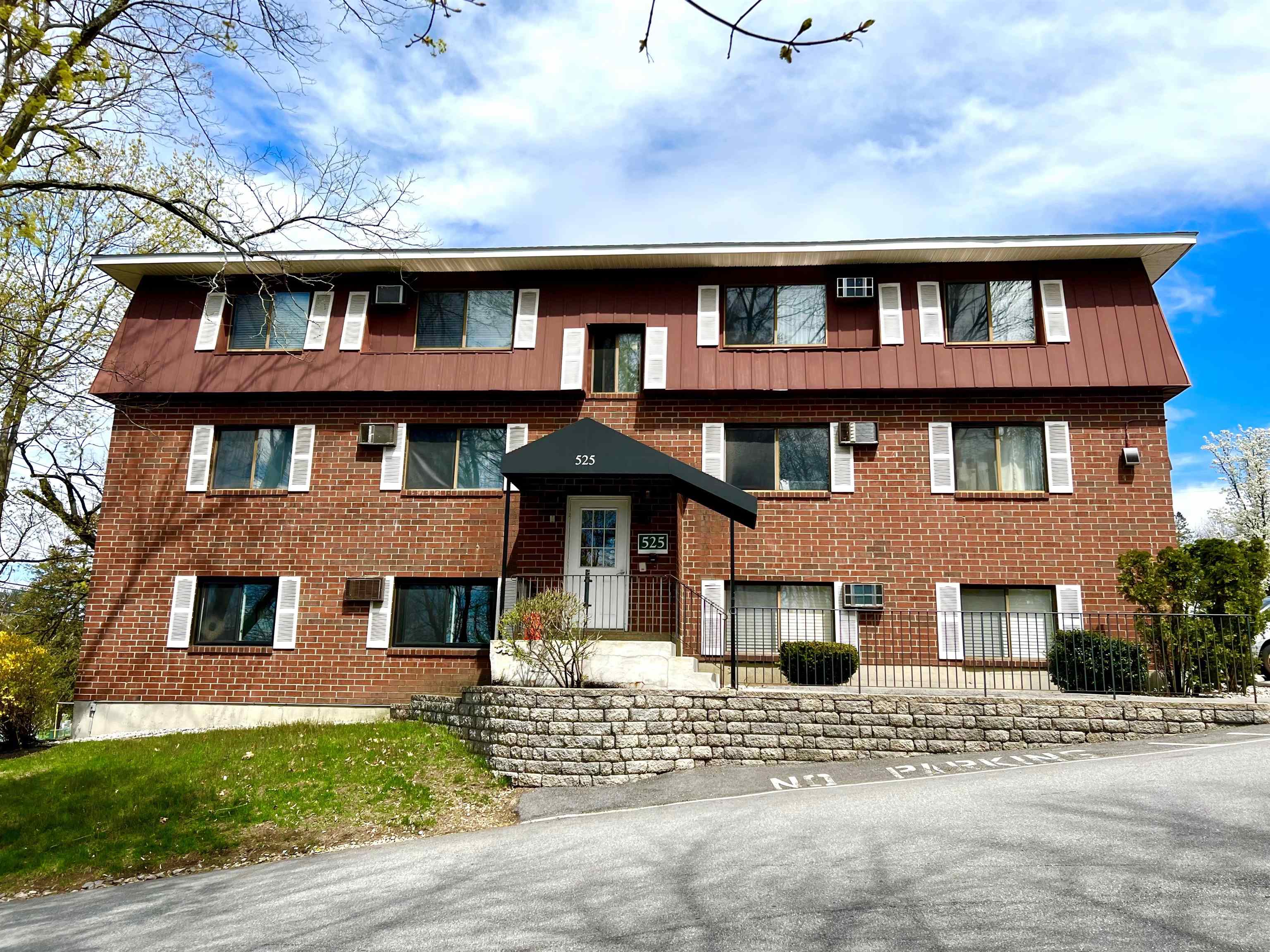 525 Calef Road, Unit 1 Manchester, NH 03103 - Photo 1 of 9