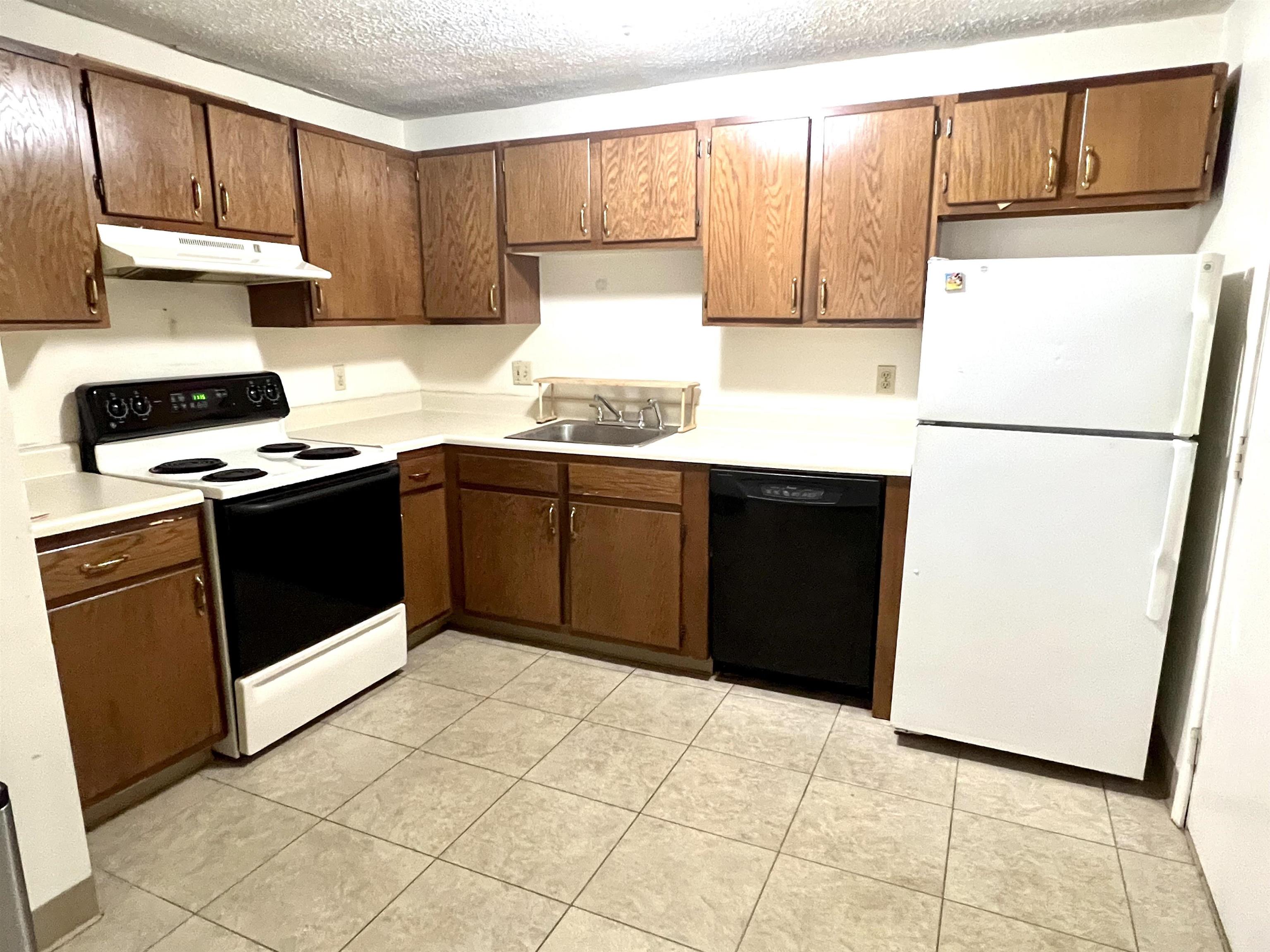 525 Calef Road, Unit 1 Manchester, NH 03103 - Photo 3 of 9
