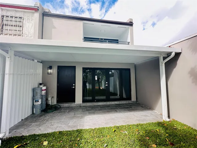 a view of a back yard