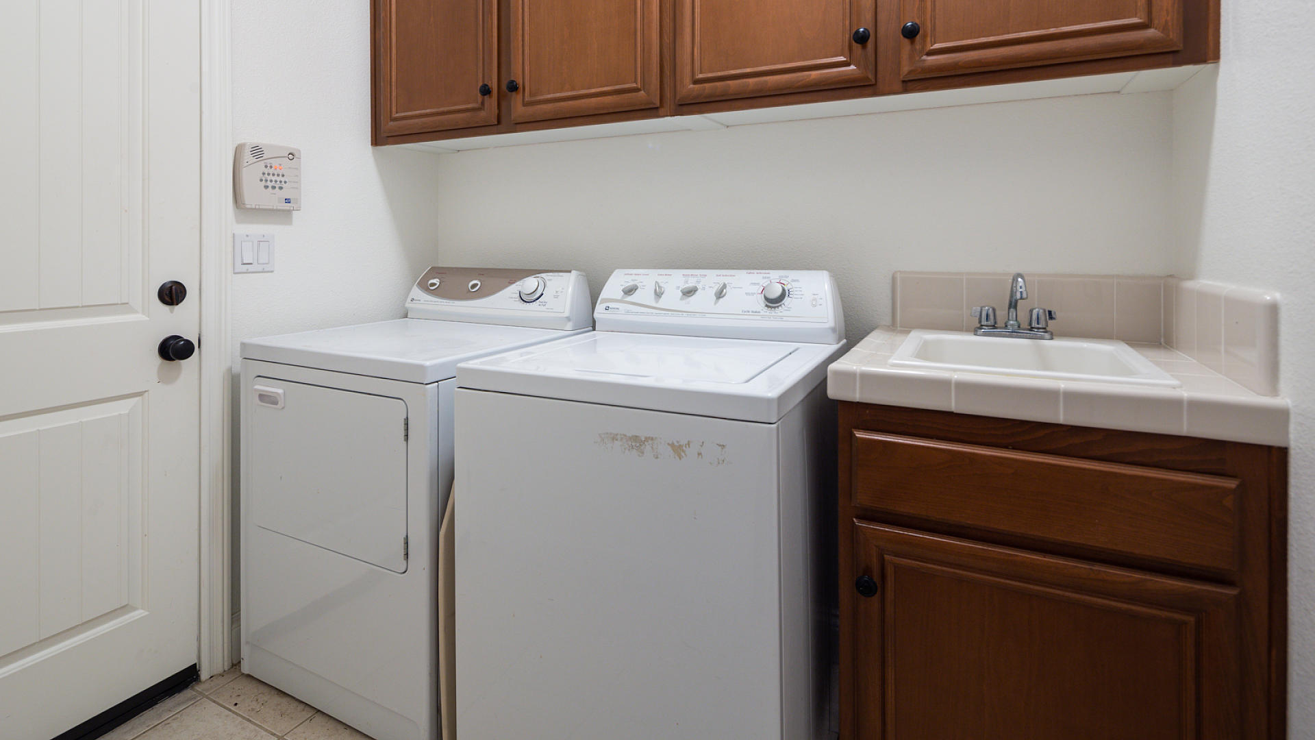 3709 Jupiter Avenue Lompoc, CA 93436 - Photo 18 of 27 a utility room with dryer and washer