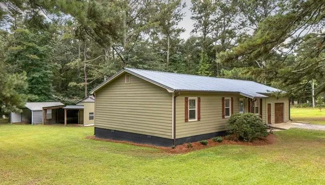 a view of a house with a yard