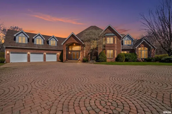 $1,100,000 | 320 East Field Drive, East Peoria, IL 61611