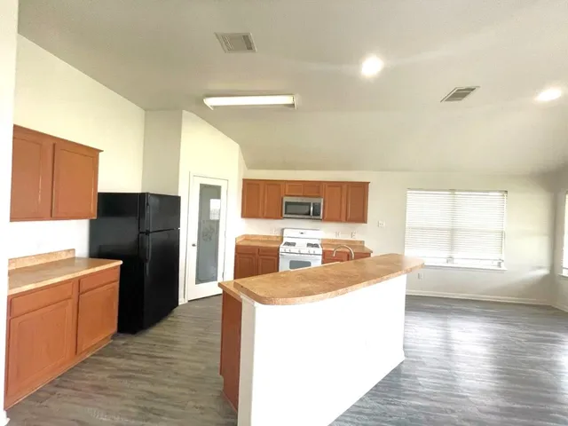 $1,800 | 1108 Delia Chappa Lane, Hutto, TX 78634