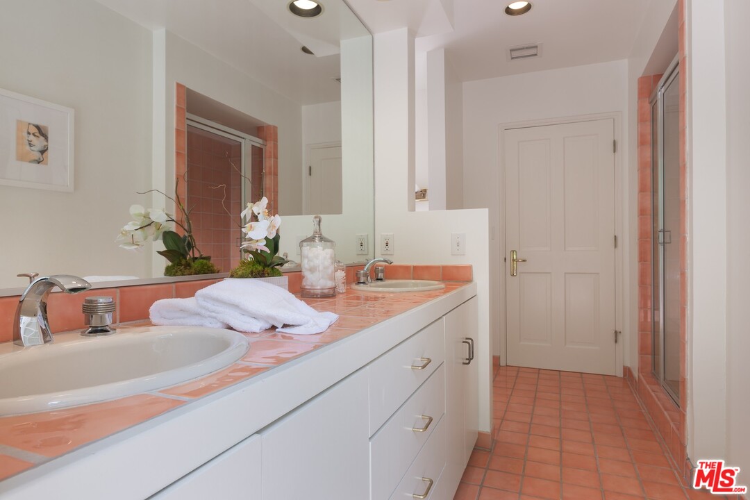 16560 Adlon Road Encino, CA 91436 - Photo 24 of 36 Gallery Image 24