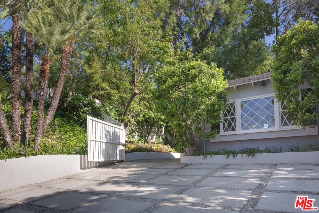 16560 Adlon Road Encino, CA 91436 - Photo 35 of 36 Gallery Image 35
