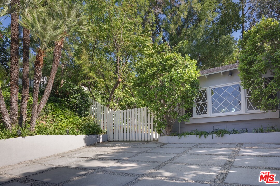 16560 Adlon Road Encino, CA 91436 - Photo 36 of 36 Gallery Image 36