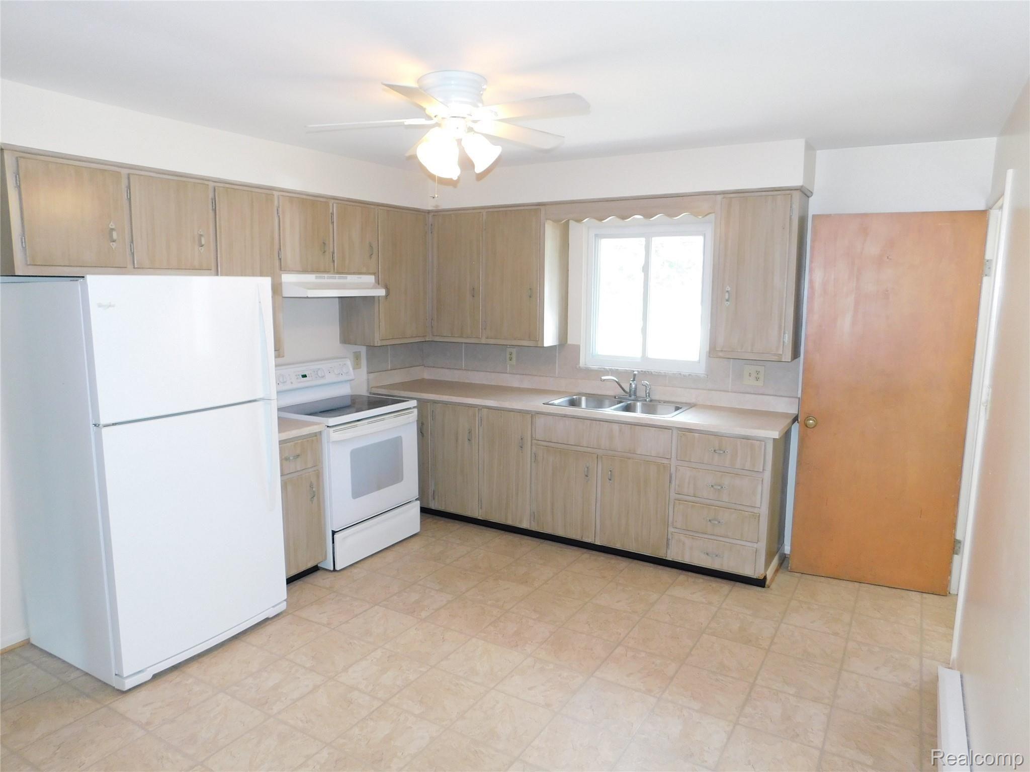 2557 Cedar Lake Road Howell, MI 48843 - Photo 4 of 10 DSCN0005.JPG
