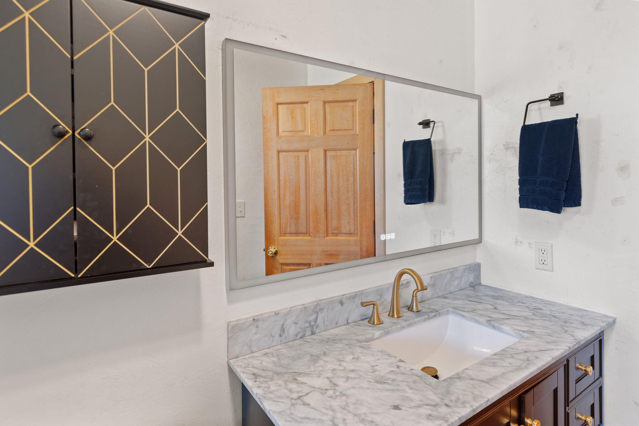 5737 Rockydale Road Cave Junction, OR 97523 - Photo 12 of 39 a bathroom with a sink a mirror and shower