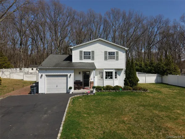 $659,999 | 17 Felway Drive, Coram, NY 11727