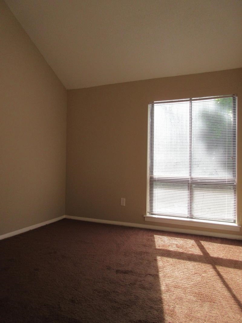 4202-04 Crain Road Memphis, TN 38128 - Photo 11 of 16 an empty room with a window