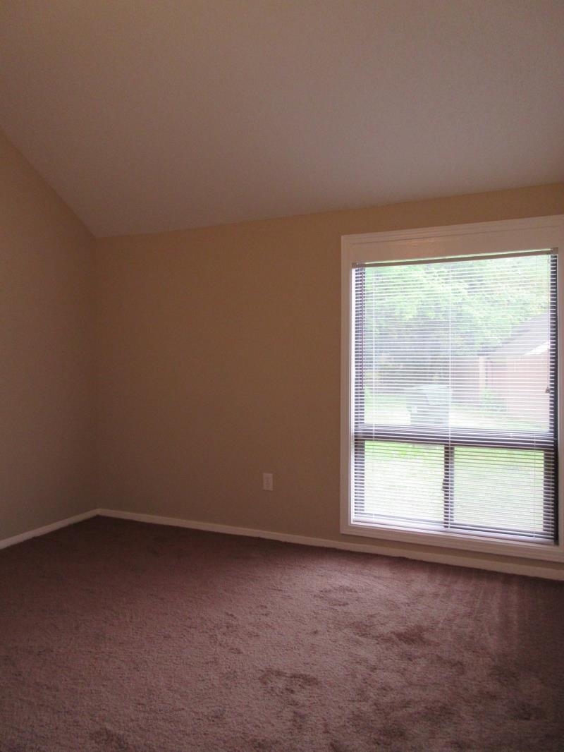 4202-04 Crain Road Memphis, TN 38128 - Photo 3 of 16 an empty room with a window
