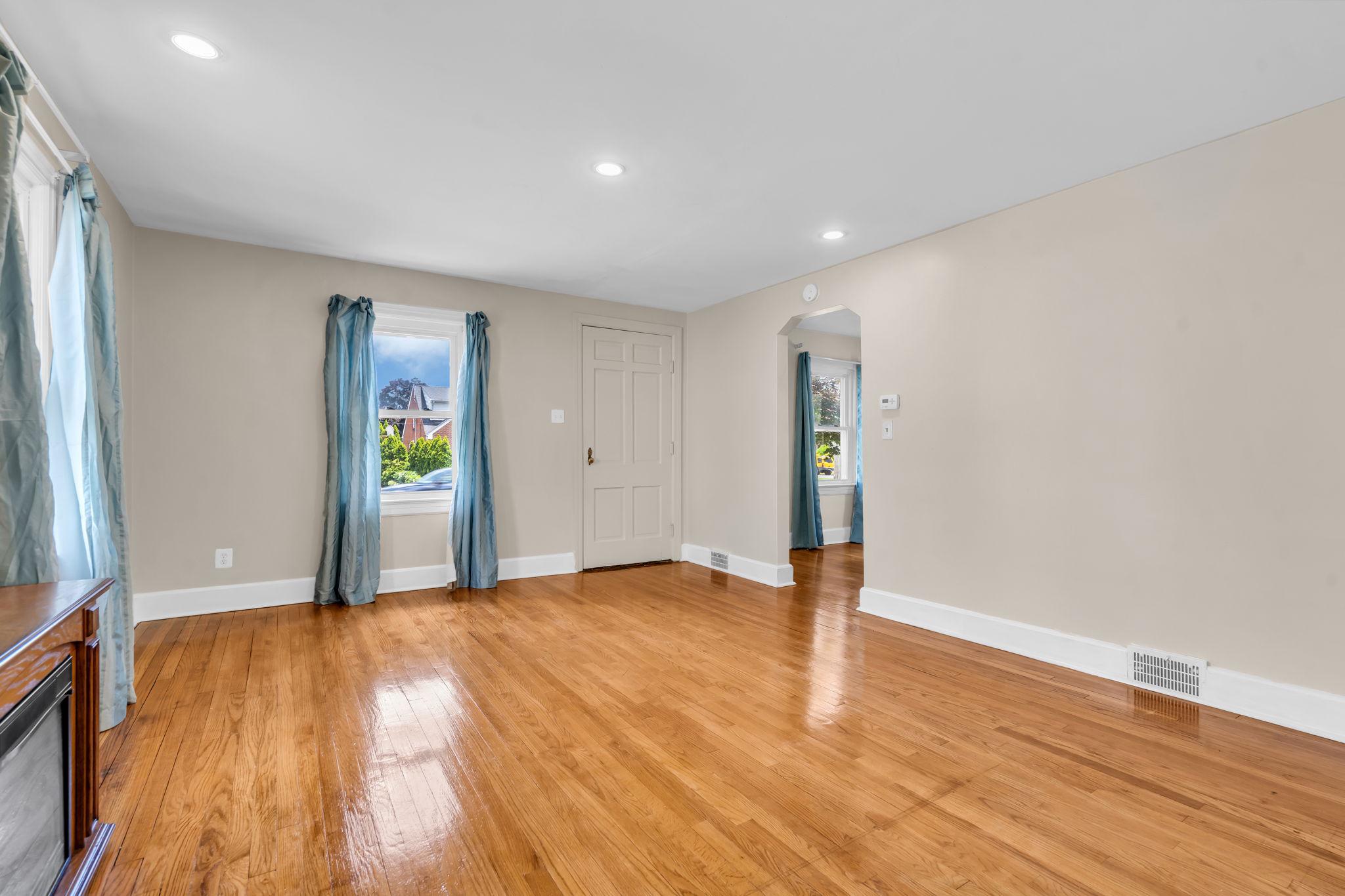 826 Whitehorse Mercerville Road Hamilton, NJ 08610 - Photo 4 of 31 Living Room
