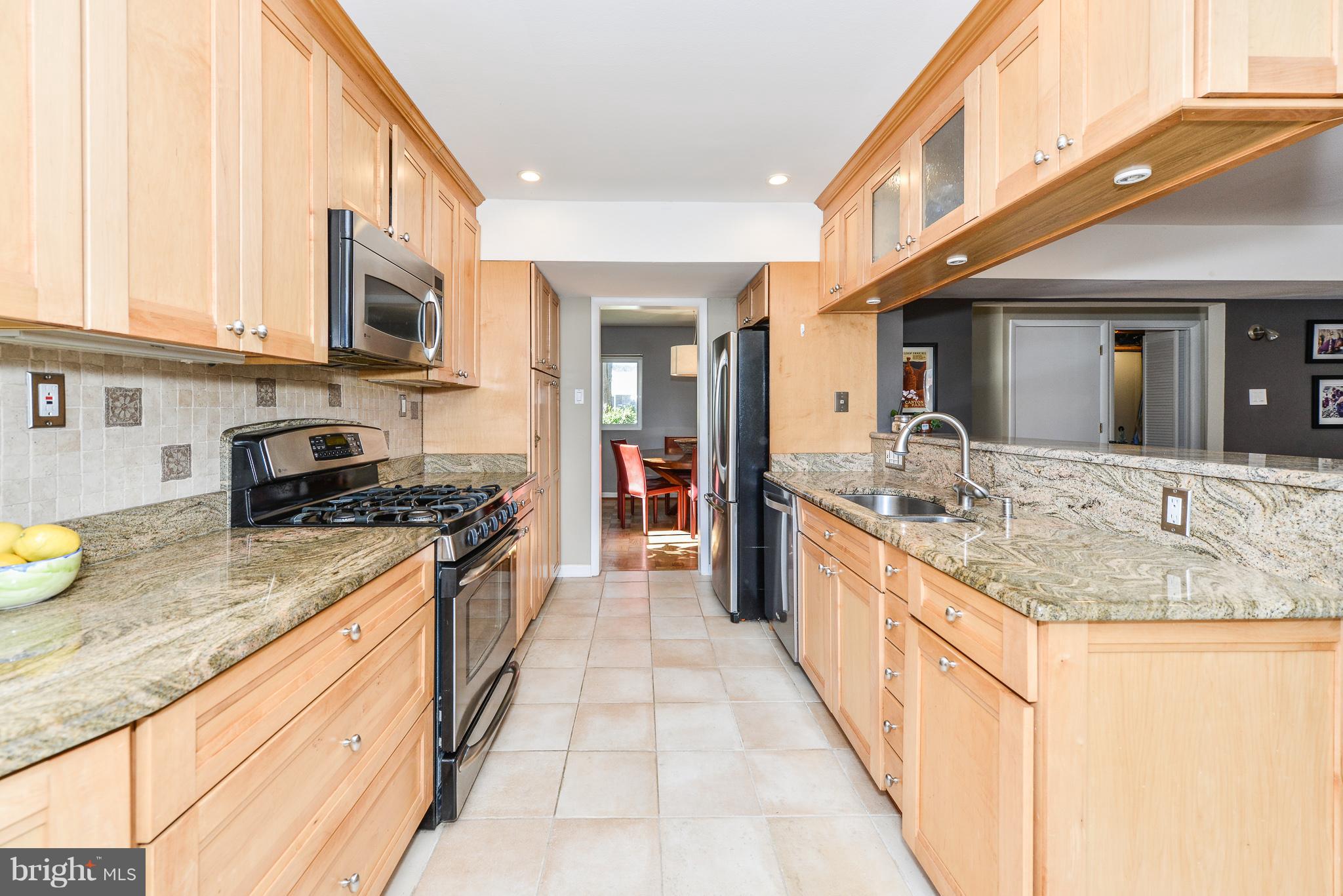 1741 Wainwright Drive Reston, VA 20190 - Photo 11 of 29 Beautifully updated kitchen!