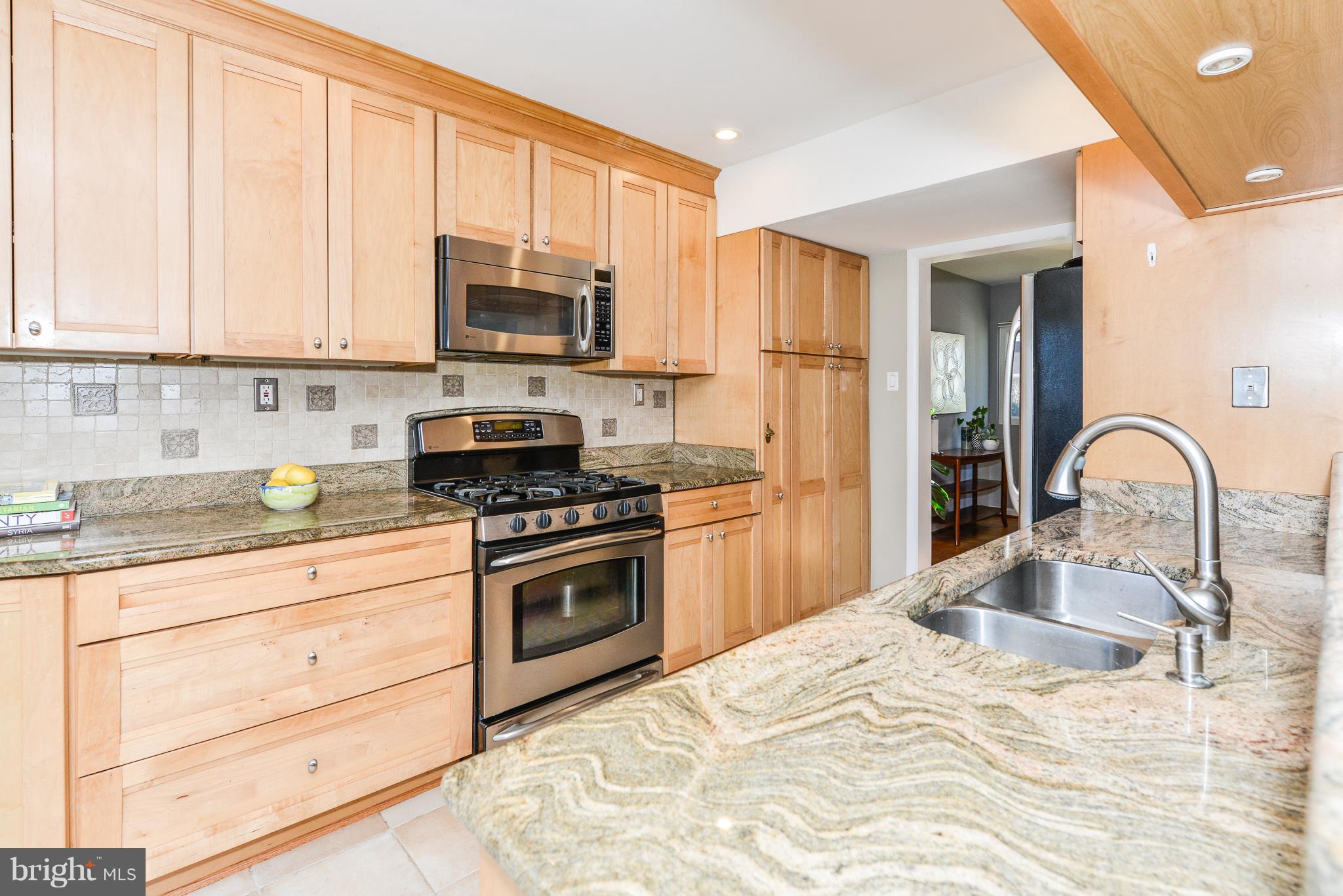 1741 Wainwright Drive Reston, VA 20190 - Photo 13 of 29 Beautifully updated kitchen!
