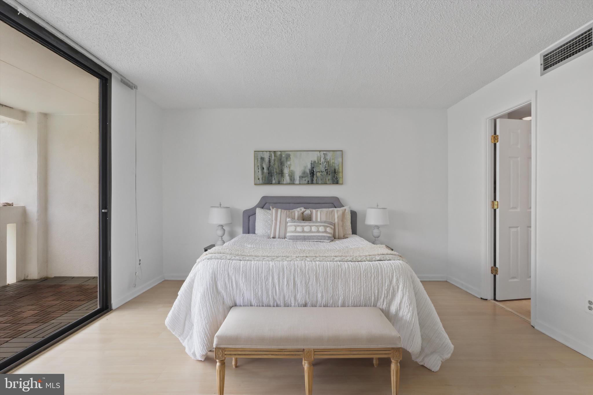 6101 Edsall Road, Unit 611 Alexandria, VA 22304 - Photo 27 of 39 a bedroom with a bed and a painting on the wall