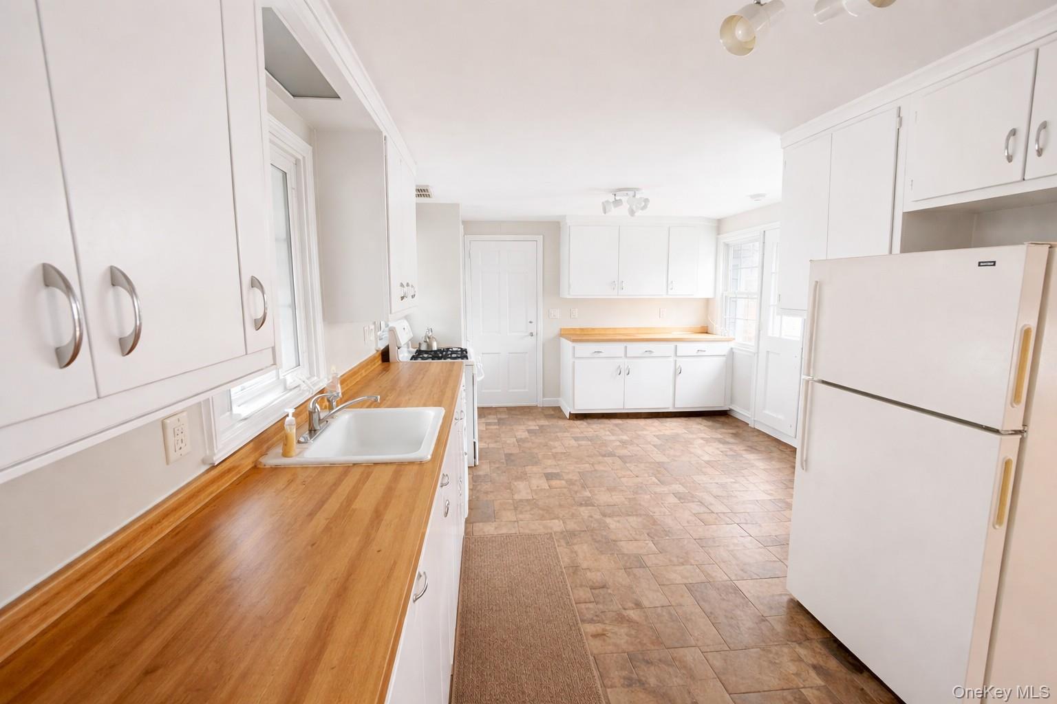 3 North Lake Road Armonk, NY 10504 - Photo 11 of 25