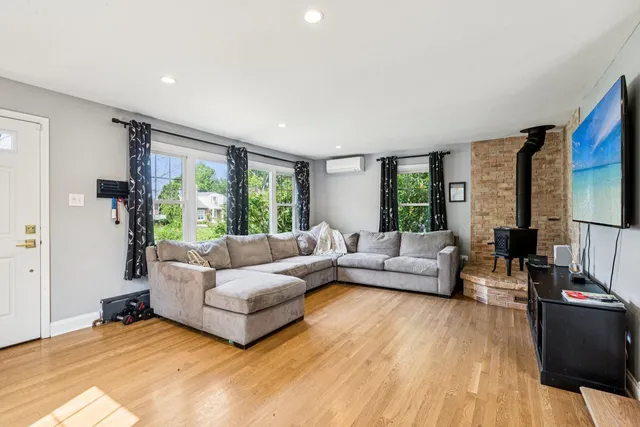 $450,000 | 1656 Harding Road, Northfield, IL 60093