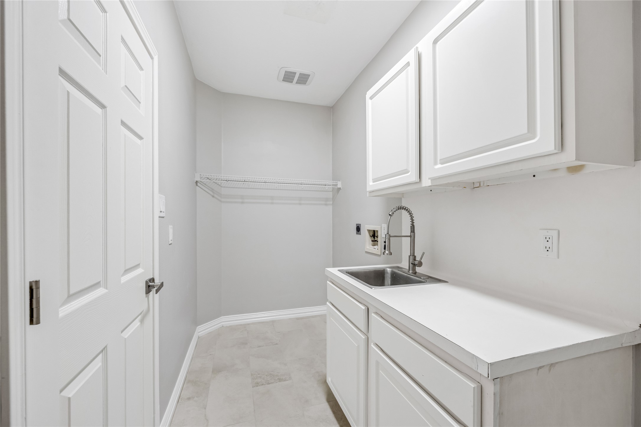 9806 Tanager Lane Conroe, TX 77385 - Photo 17 of 28 a bathroom with a sink and a mirror