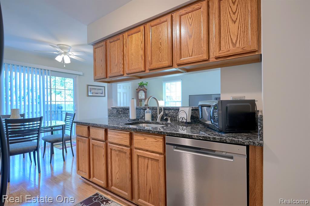 284 1st Street Rochester, MI 48307 - Photo 5 of 29