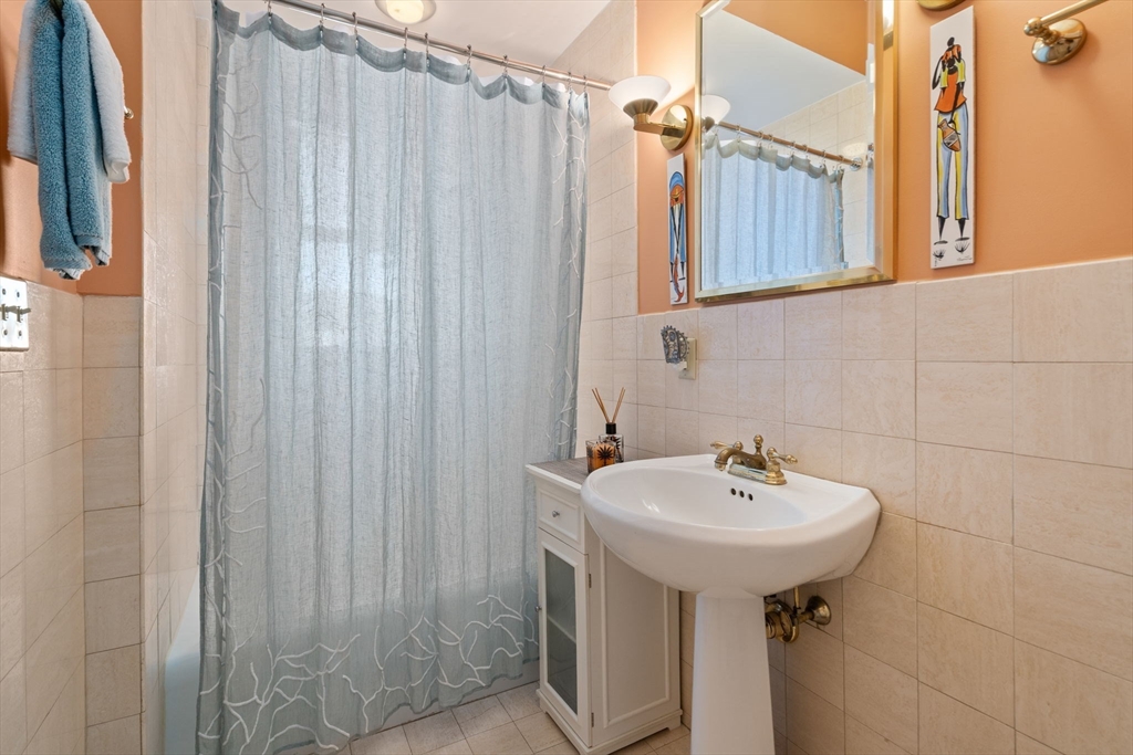 195 Winthrop Road, Unit 1 Brookline, MA 02445 - Photo 15 of 29