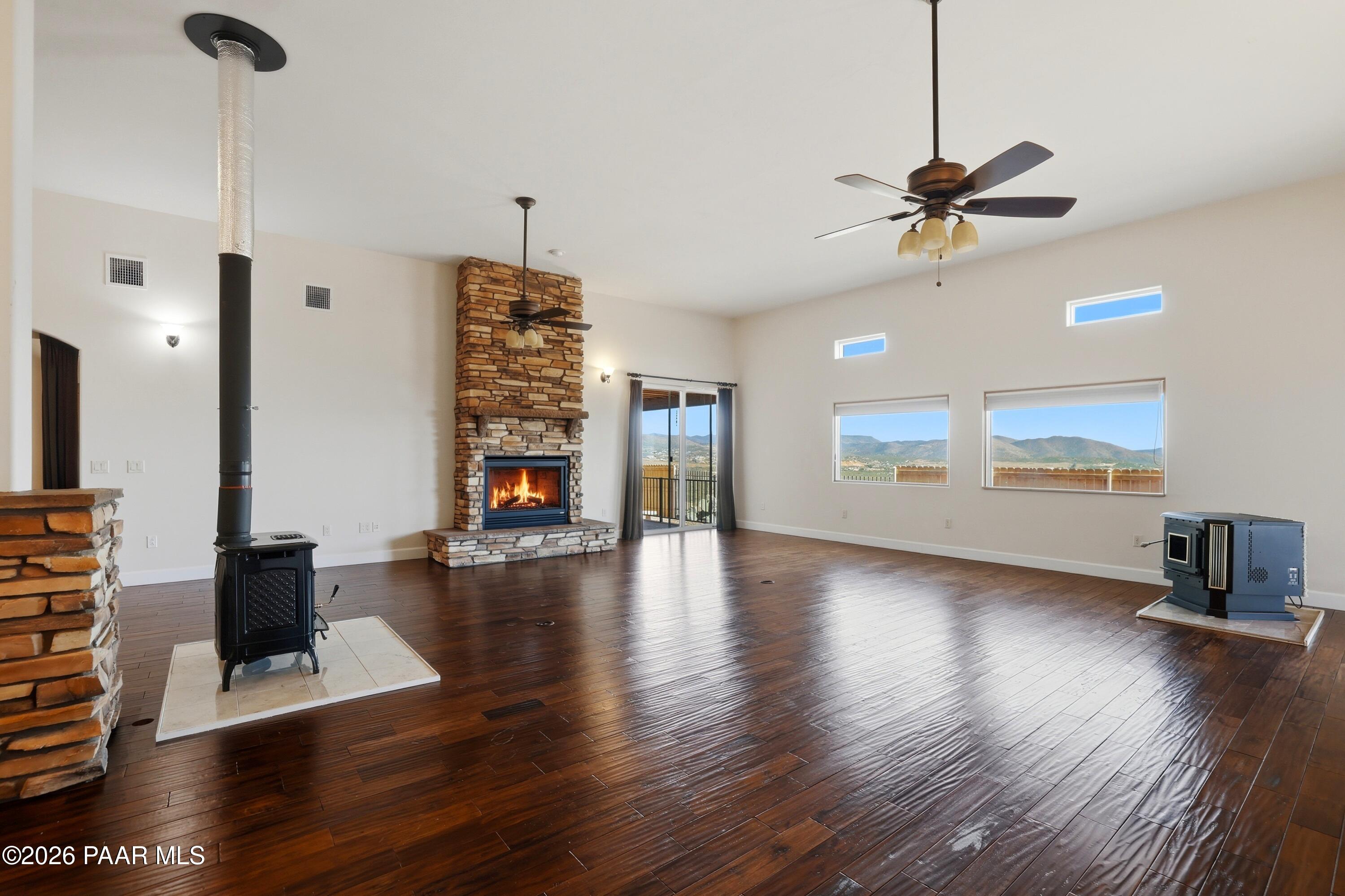 15975 Pandy Lane Dewey, AZ 86327 - Photo 9 of 39 Living Room (1)