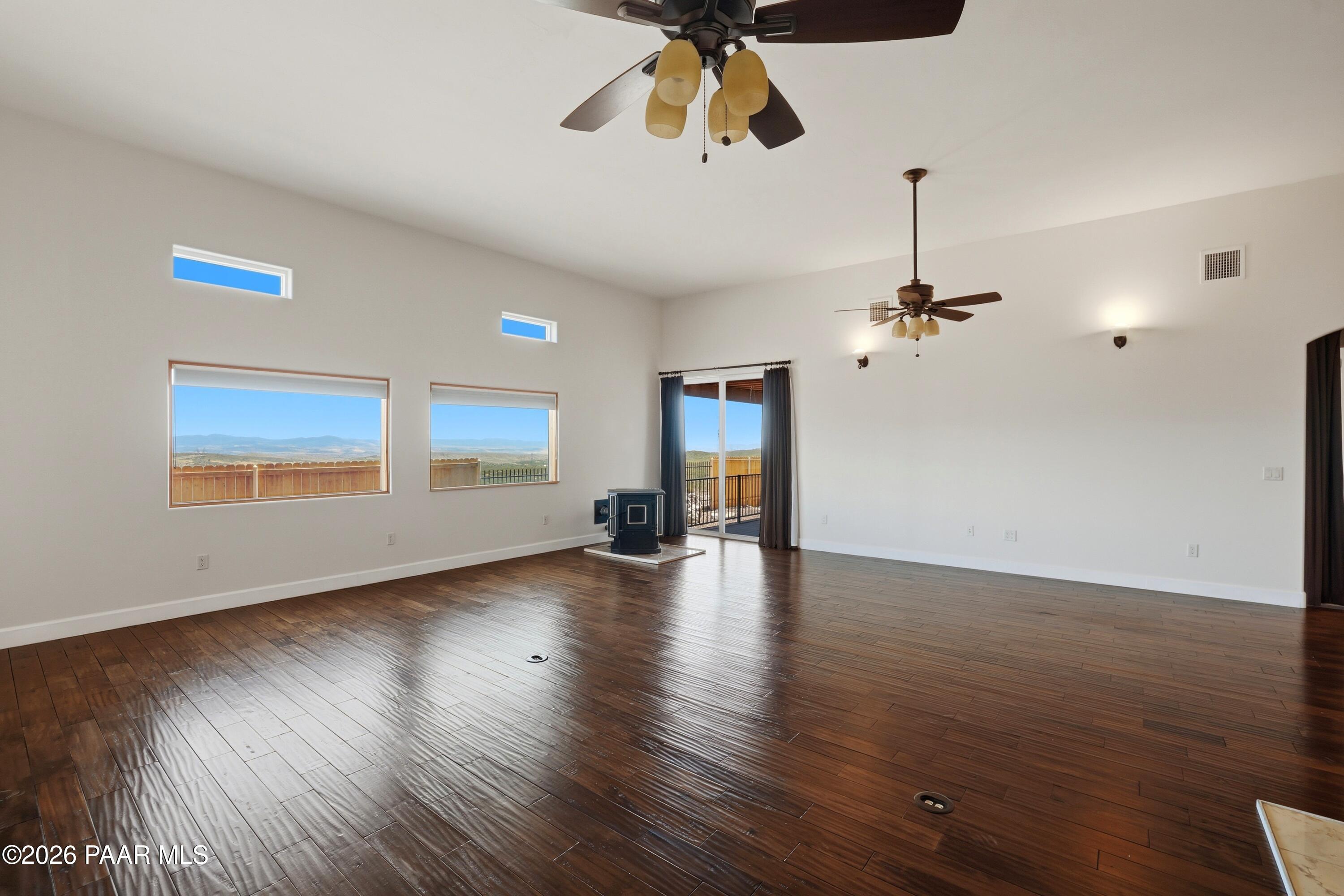 15975 Pandy Lane Dewey, AZ 86327 - Photo 10 of 39 Living Room
