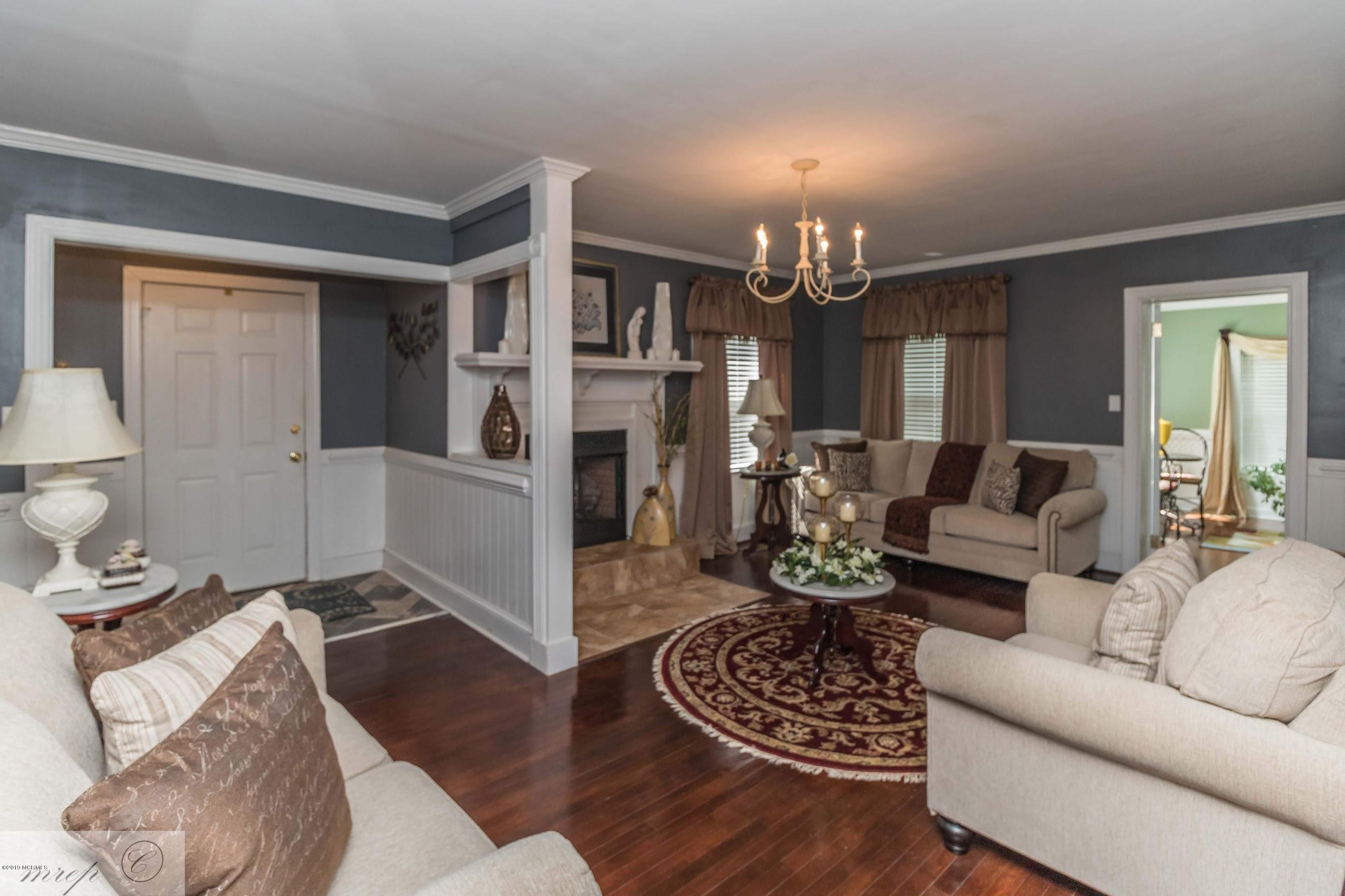 211 Routledge Street Kenansville, NC 28349 - Photo 6 of 39 2c-LivingRoom