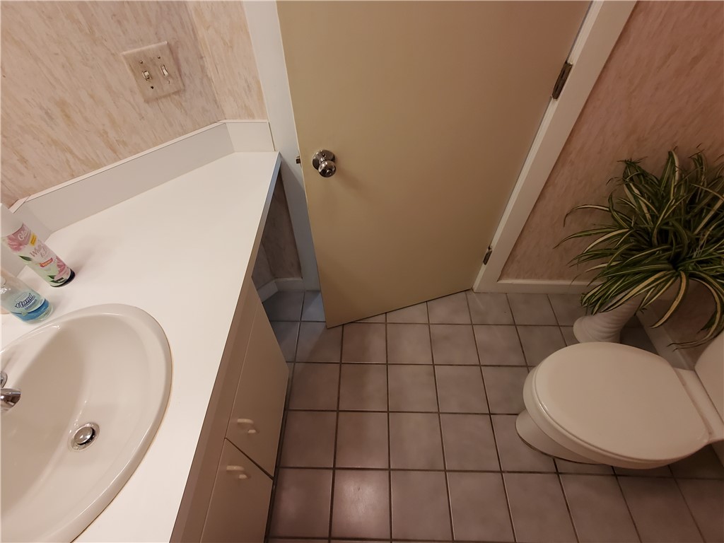 15 Hammersmith Road, Unit 33 Newport, RI 02840 - Photo 17 of 49 half bath 1st floor