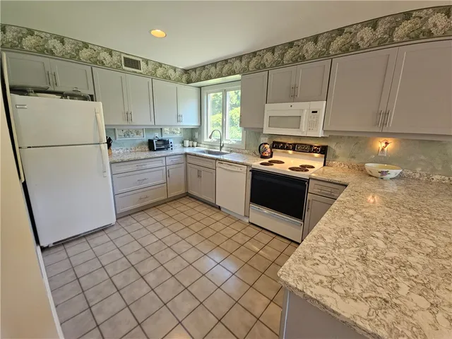 $3,000 | 15 Hammersmith Road, Unit 33, Newport, RI 02840