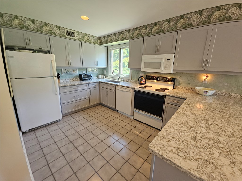 15 Hammersmith Road, Unit 33 Newport, RI 02840 - Photo 7 of 49 Kitchen new granite counters and cabinets