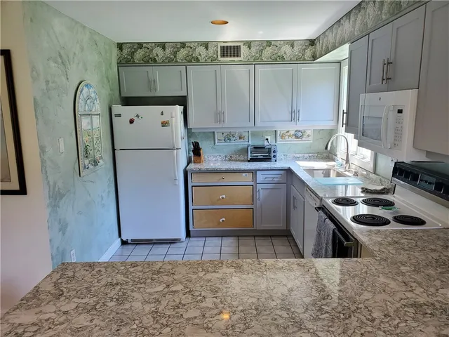 $3,000 | 15 Hammersmith Road, Unit 33, Newport, RI 02840