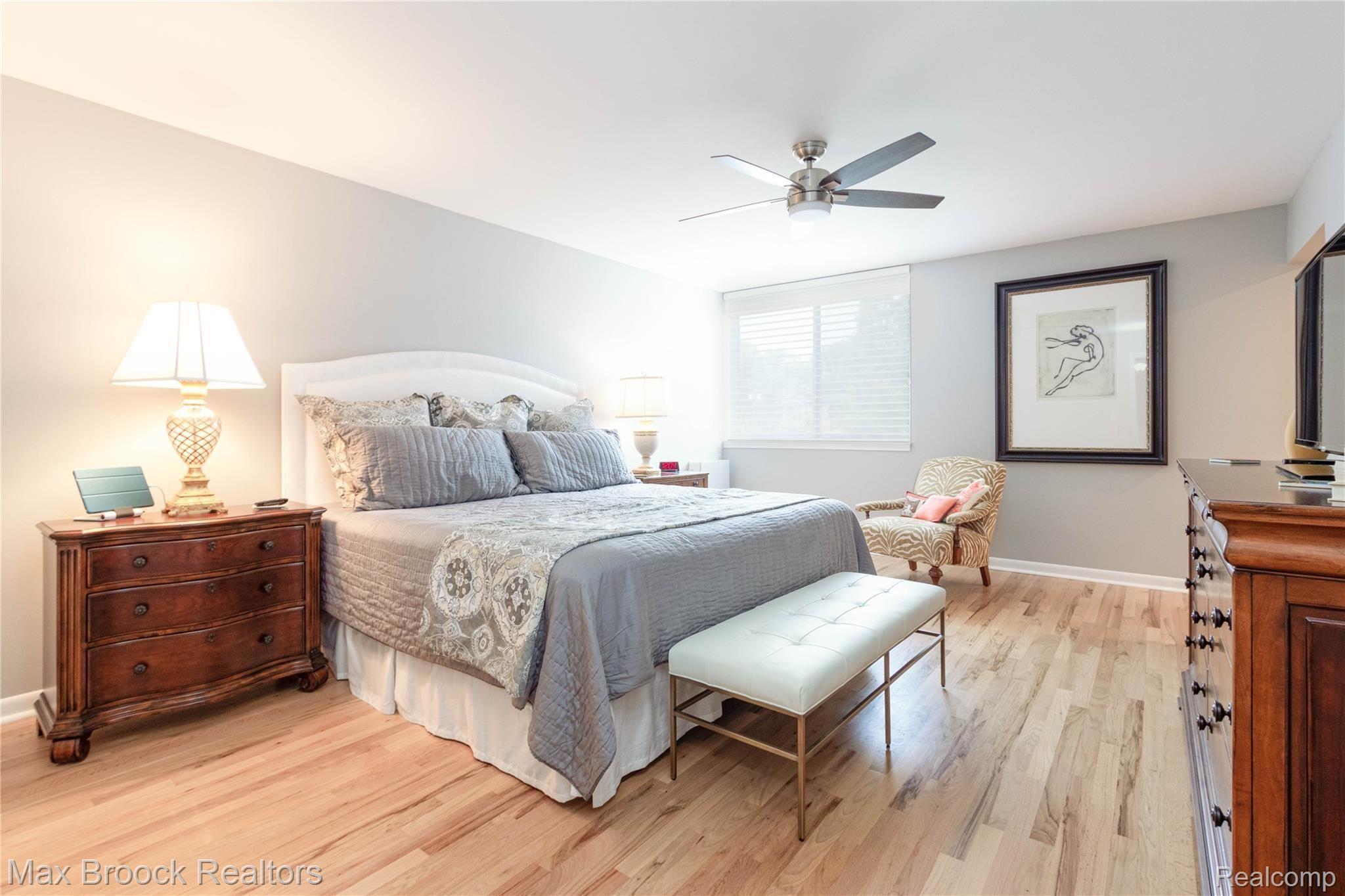 4043 West Maple Road, Unit 204 Bloomfield Hills, MI 48301 - Photo 14 of 20 IMG_7750-Edit.jpg