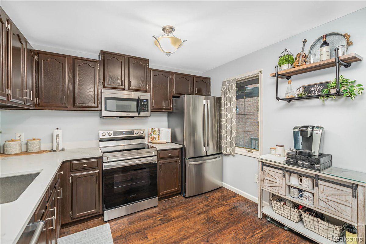 906 Ridge Court, Unit 124 Brighton, MI 48116 - Photo 3 of 27 Gallery Image 3