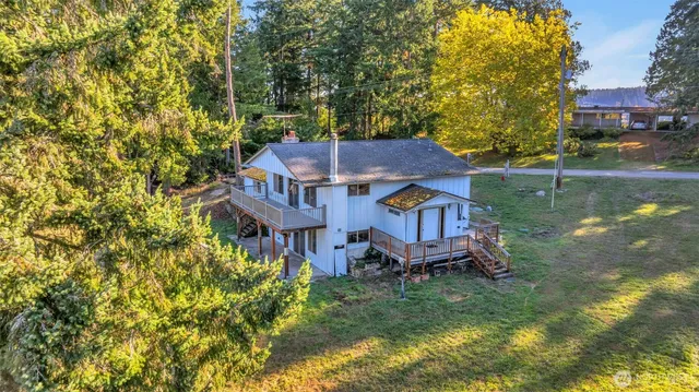 a view of a house with a yard