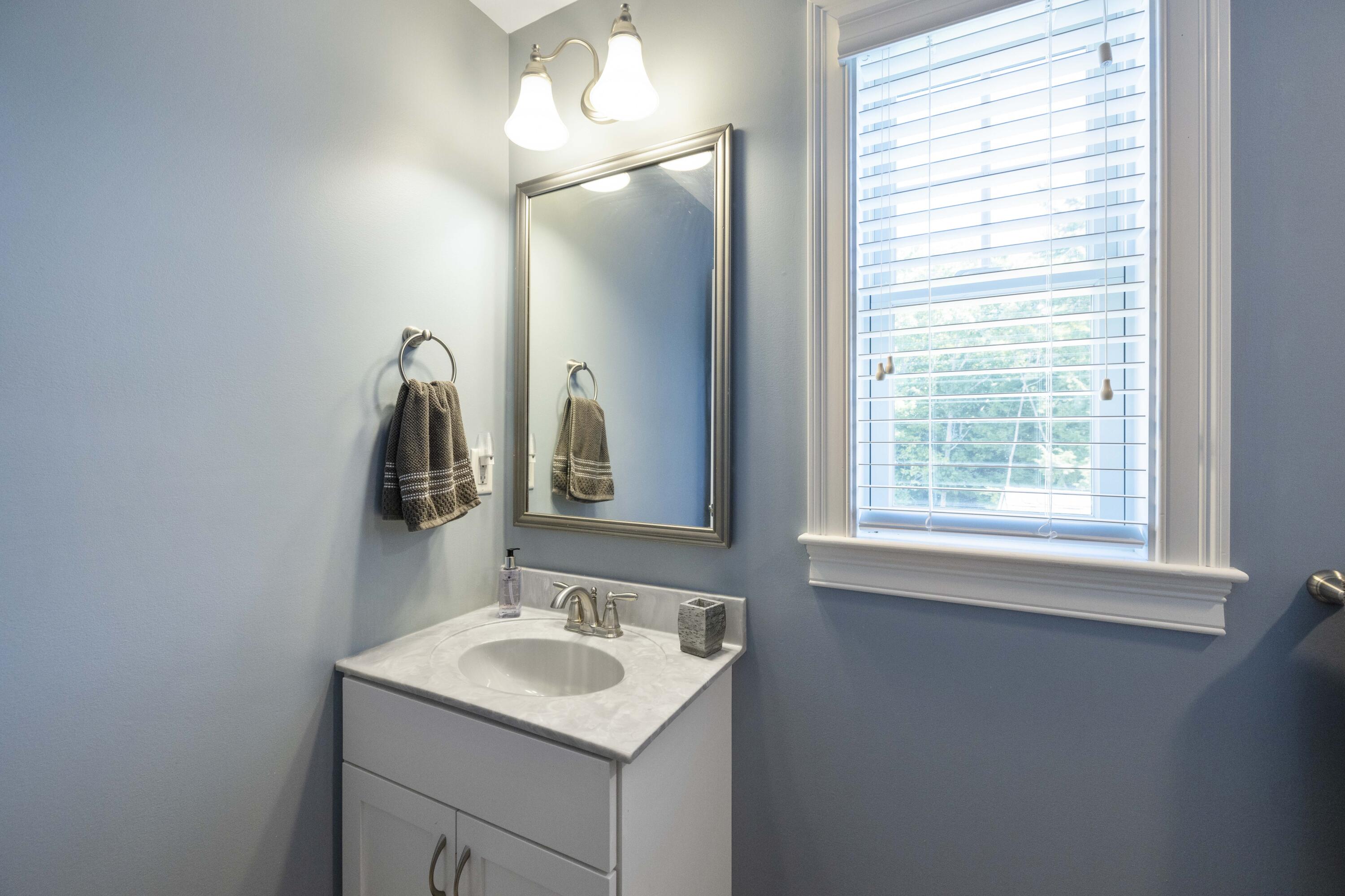 19 Ranger Lane, Unit 20 Arundel, ME 04046 - Photo 27 of 53 2nd Floor Bath