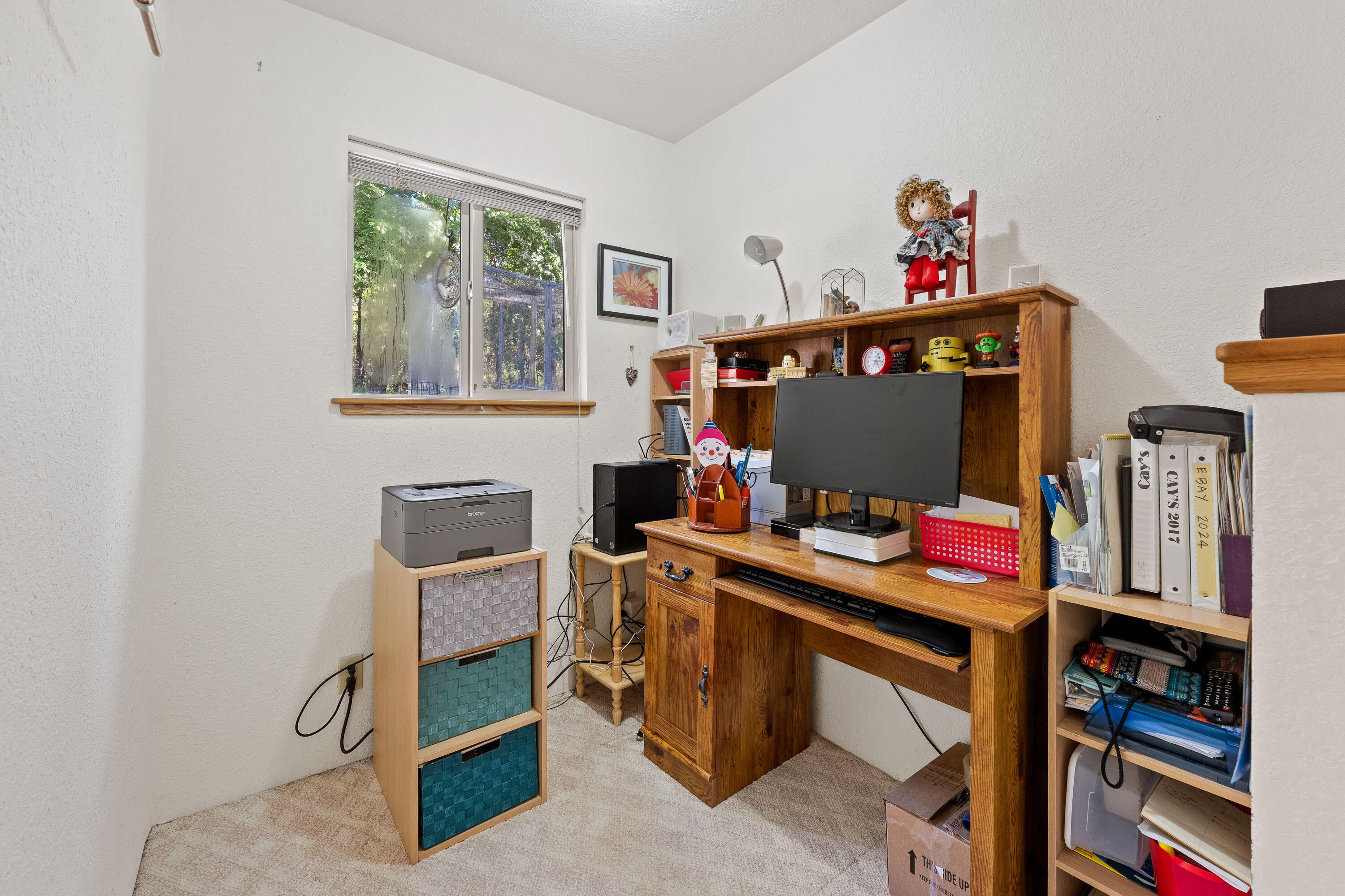 905 Summit Loop Grants Pass, OR 97527 - Photo 12 of 43 Office Area off Kitchen