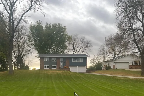 $325,000 | 34365 Old Highway 13, Waseca, MN 56093