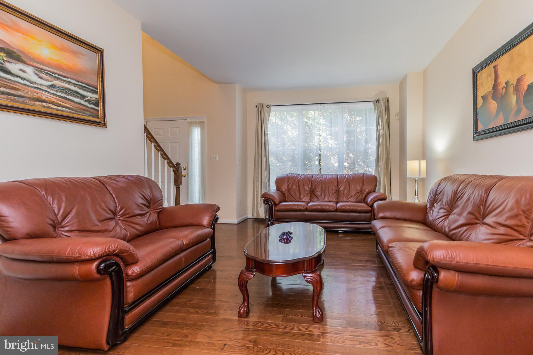 8100 Pepper Ridge Way Gaithersburg, MD 20877 - Photo 4 of 30 Living Room
