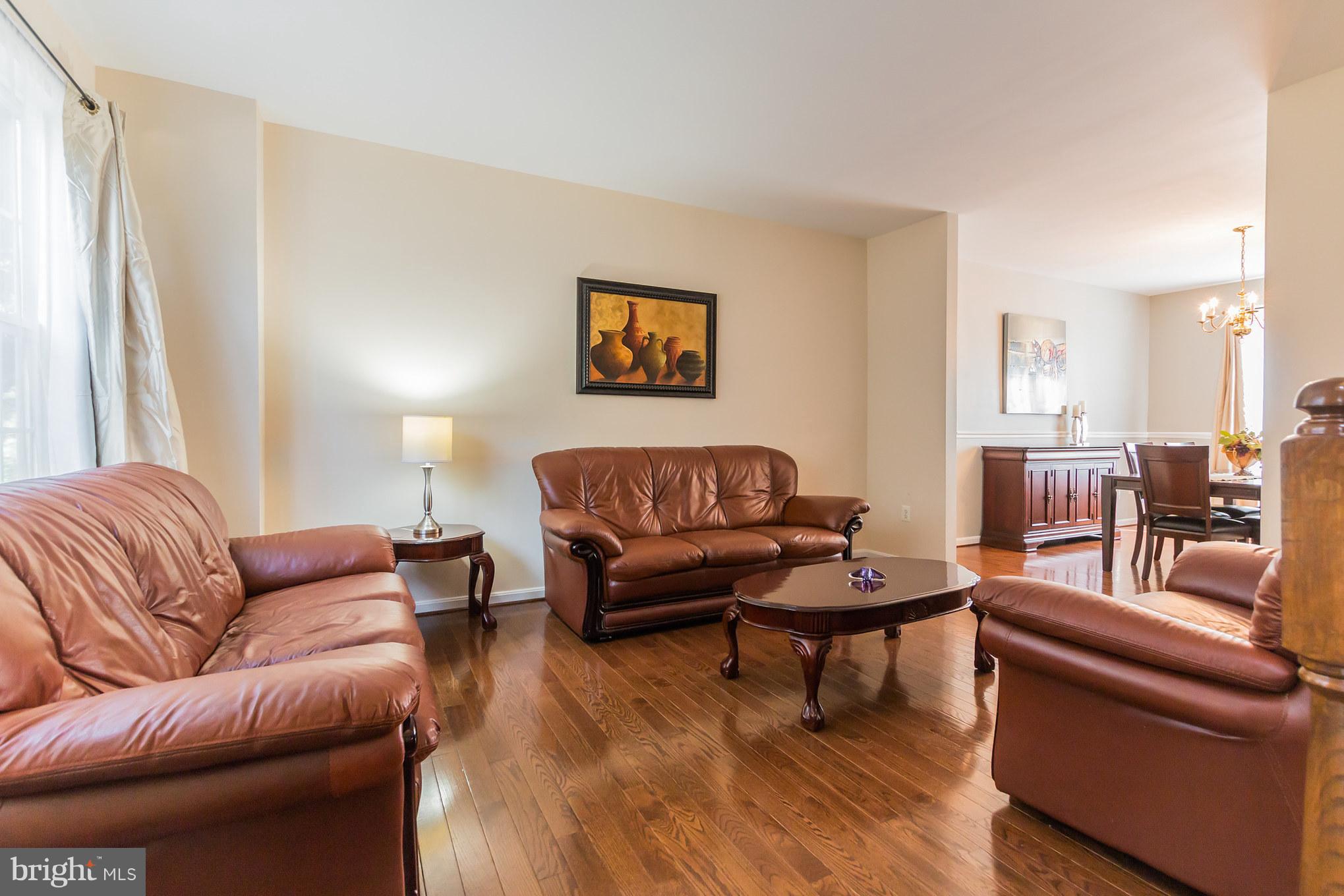8100 Pepper Ridge Way Gaithersburg, MD 20877 - Photo 5 of 30 Living Room